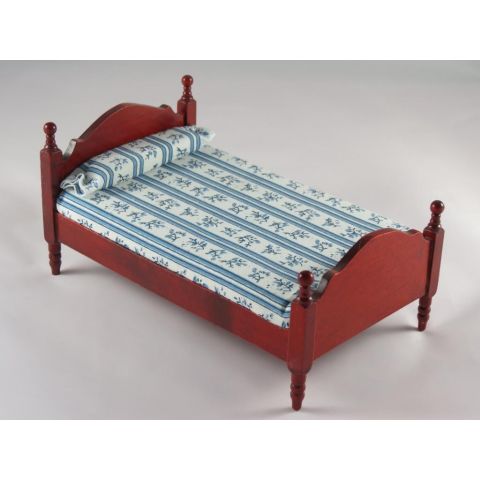 Cama single en miniatura color caoba con colcha estampado azul Cama single en miniatura color caoba con colcha estampado azul