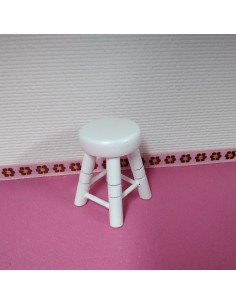 taburete de madera en blanco
