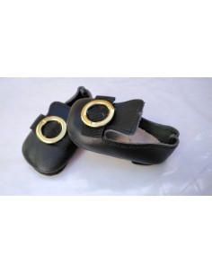 zapatos negros con hebilla...