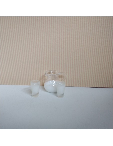 Jarra de cristal con leche y 2 vasos