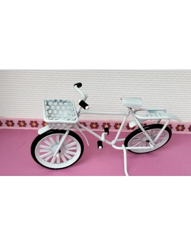Bicicleta blanca con cesta