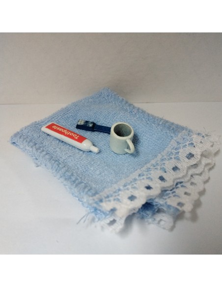 Toalla celeste y set cepillo de dientes