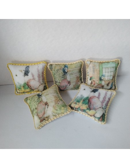 Cojin decorado con la oca Carlota