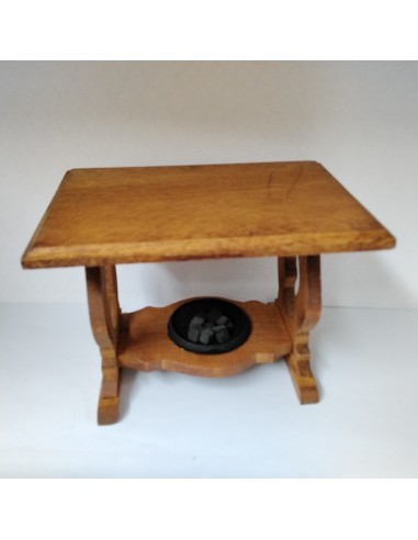 Mesa rustica de madera con brasero