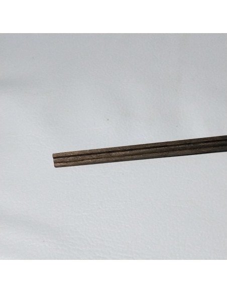 Moldura fina y color oscuro