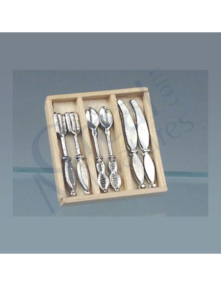 Cajón de madera con cubiertos