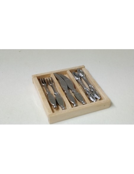 Cajón de madera con cubiertos