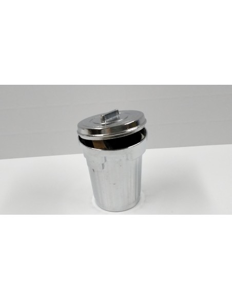 Cubo de basura de metal