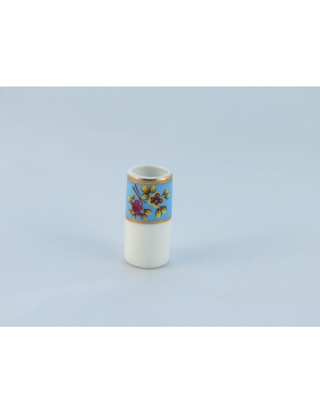 Paragüero azul y flores