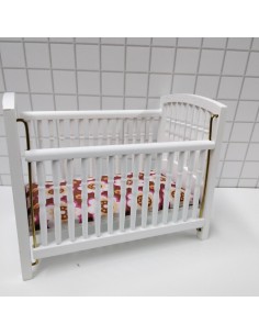 Cuna de madera blanca