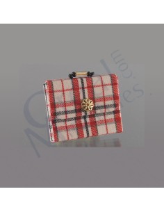 Maletín de cuadros rojos y...