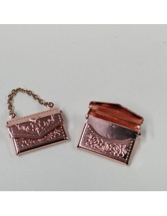 Bolso de metal, color rosa....