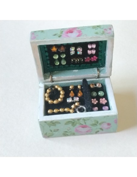 Joyero verde y decorado con flores