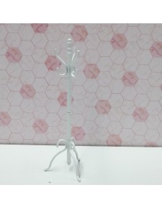 Perchero de metal en blanco