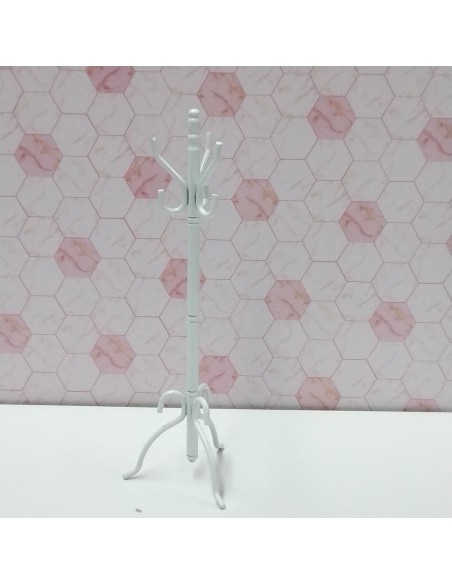 Perchero de metal en blanco