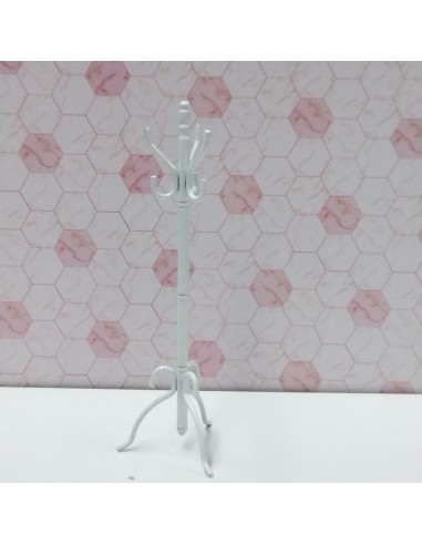 Perchero de metal en blanco