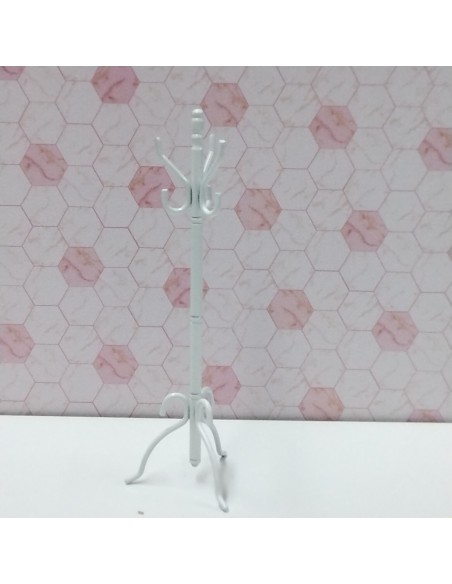 Perchero de metal en blanco