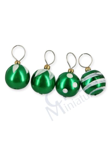 Bolas de navidad verdes y dibujos en blanco