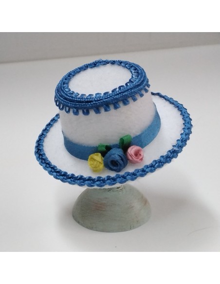 sombrero blanco y azul