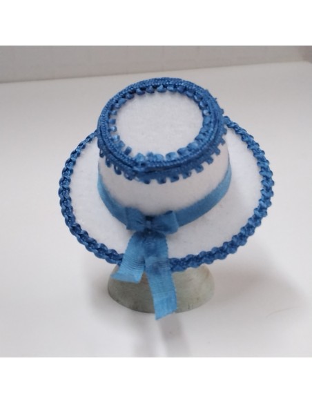 sombrero blanco y azul