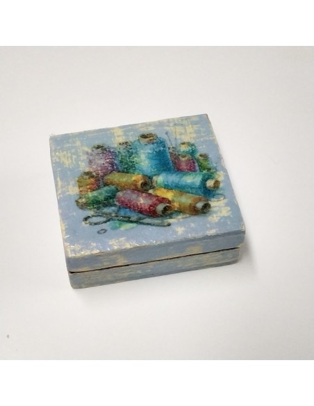 Caja de costura decorada