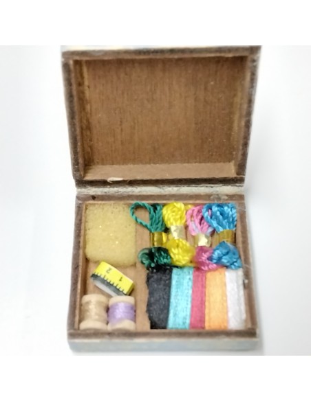 Caja de costura decorada