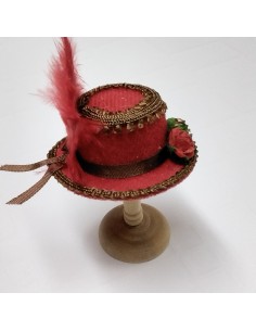 Sombrero rojo con pluma roja 2