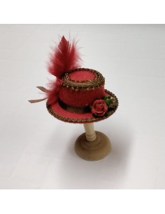Sombrero rojo con pluma roja