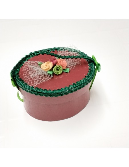 Sombrera roja adornada en verde