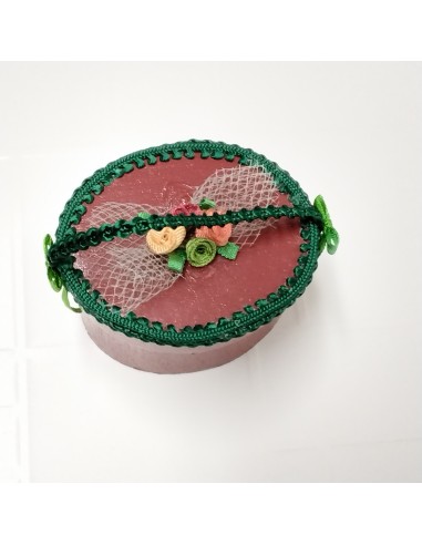 Sombrera roja adornada en verde