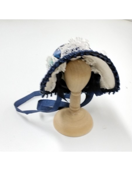 Sombrero victoriano blanco con lunares, soporte incluido