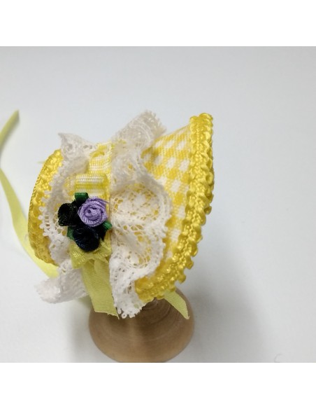 Sombrero victoriano amarillo, incluye soporte.