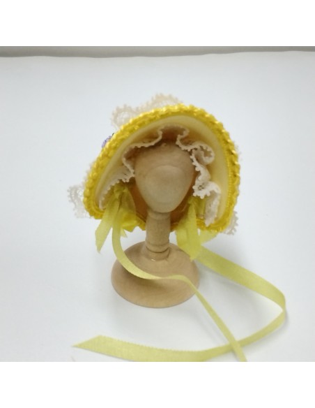 Sombrero victoriano amarillo, incluye soporte.