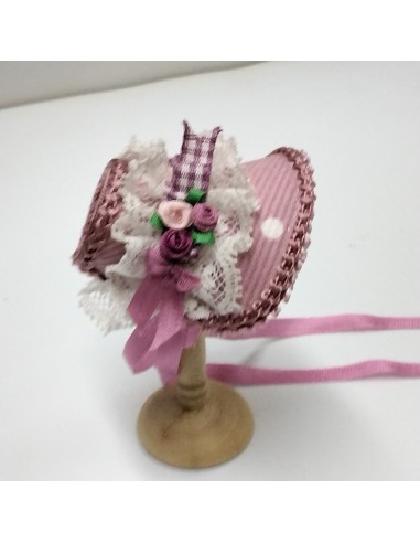 Sombrero victoriano en rosa antiguo, soporte incluido.
