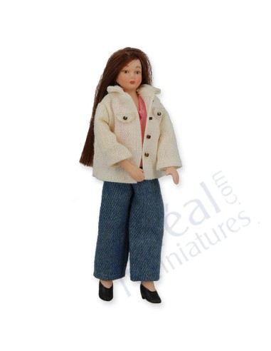 Señora con vaqueros y chaqueta blanca