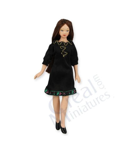 Señora joven con vestido negro