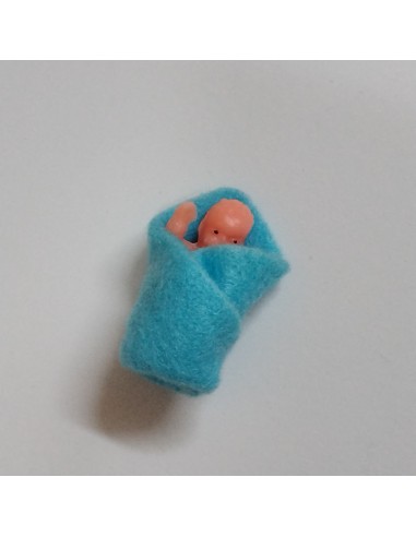 Muñeco juguete en miniatura color celeste