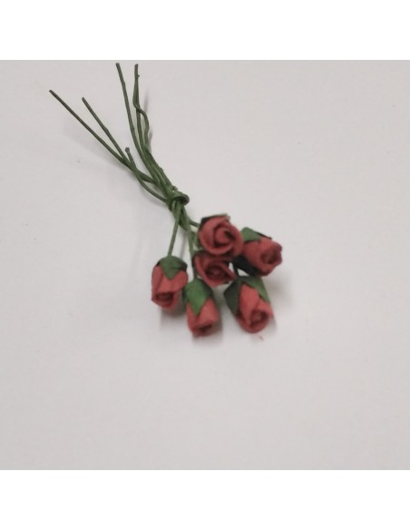 Capullos de rosas de papel