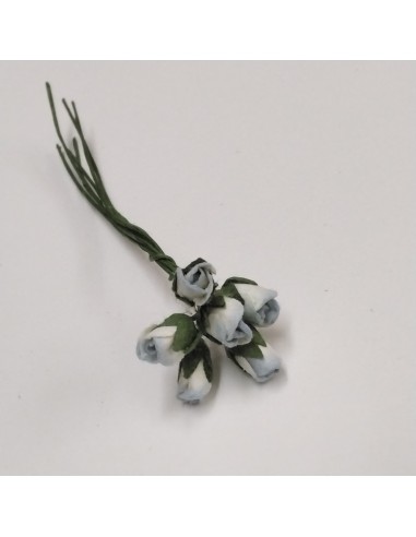 Capullos de rosas de papel