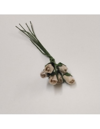 Capullos de rosas de papel