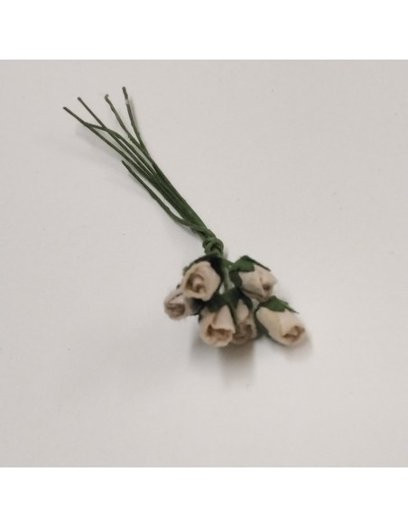 Capullos de rosas de papel