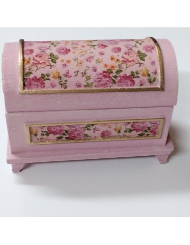 Baul pintado y decorado en rosa