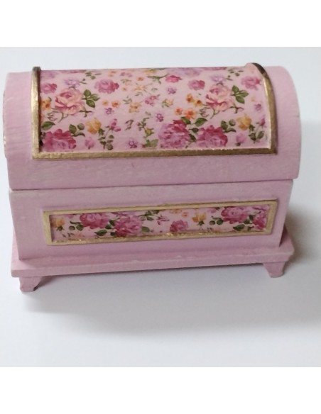 Baul pintado y decorado en rosa