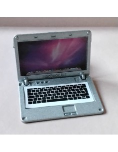 Ordenador color plateado