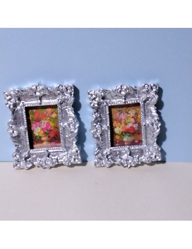 Cuadro plateado con jarrón de flores