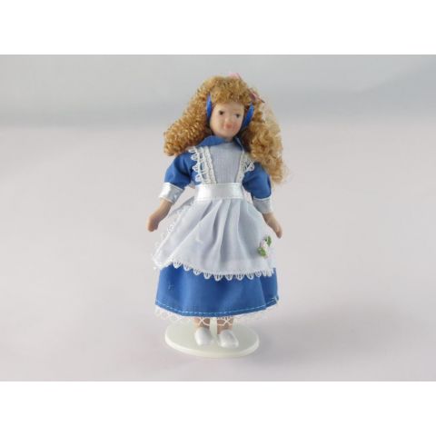 Personaje para casa de muñecas: niña vestida de azul