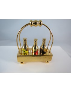 Botellero dorado y botellas