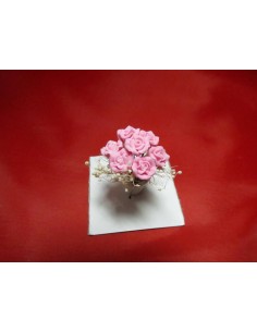 Maceta blanca con flores