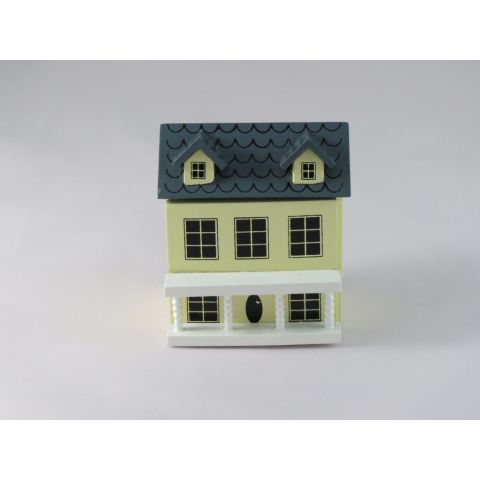 Mini casita de color amarillo crema...