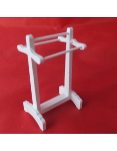 toallero de pie de madera blanco